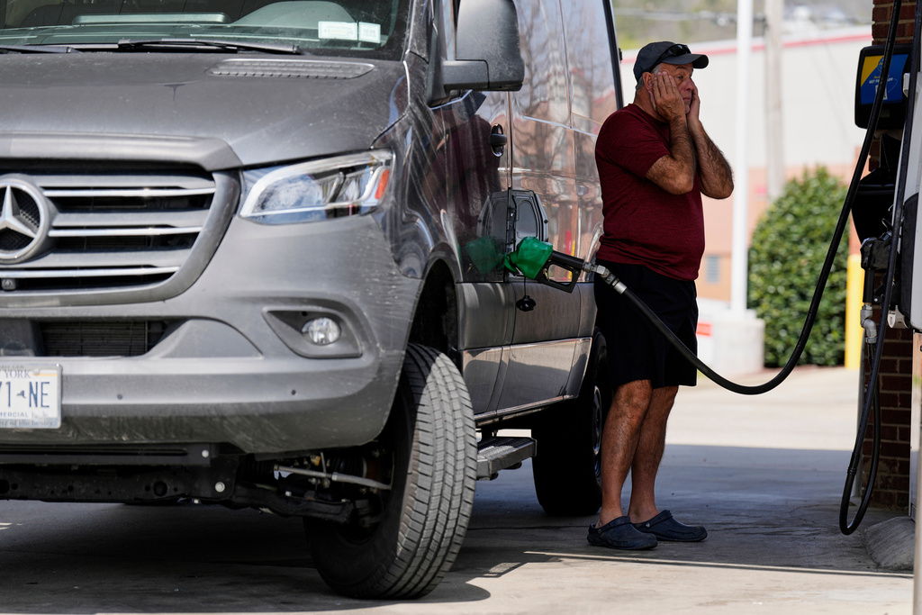 As fuel prices rise, US lawmakers push to suspend the federal gas tax ...